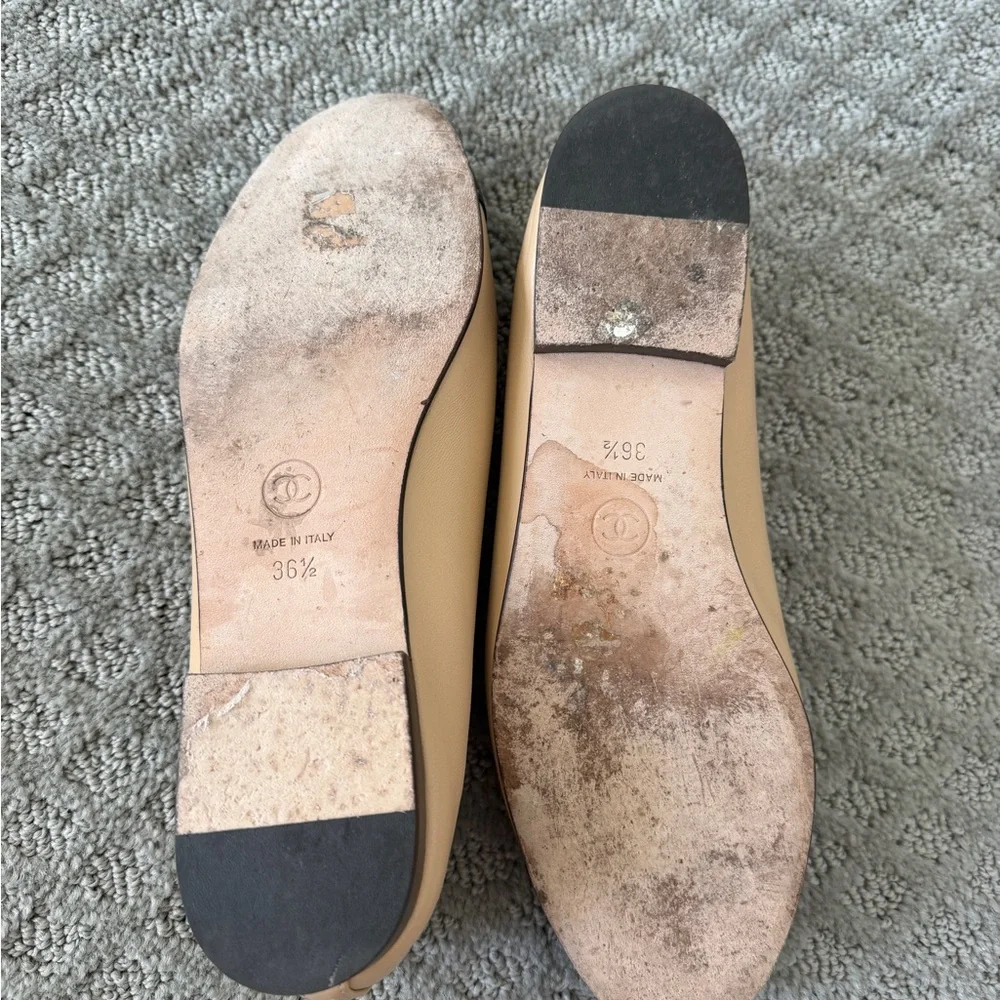 CHANEL Beige and Black Cap-Toe Ballet Flats - Picture 2 of 3